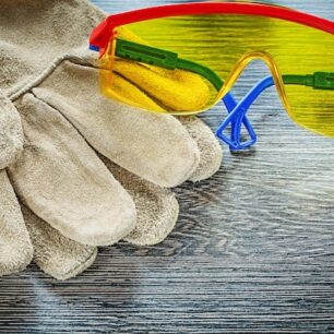 gafas-guantes-seguridad-tablero-madera_275559-8735